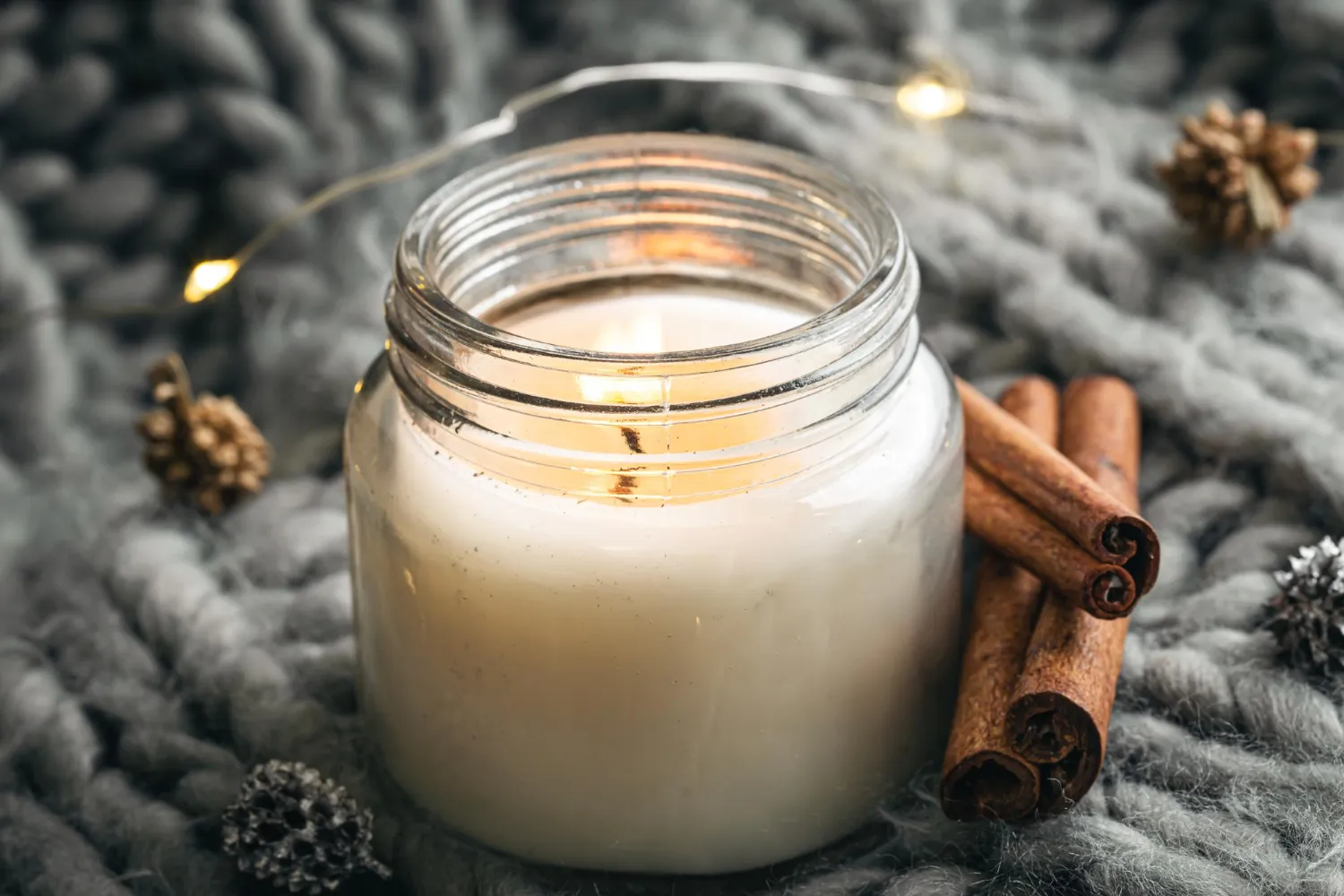 Vela Maison Leal Candle acesa criando atmosfera elegante